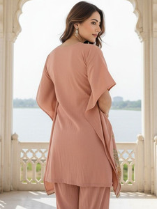Ensemble Kurti et pantalon mi-long en soie pêche à séchage rapide pour femme, avec broderie, coupe classique, tenue décontractée, style été Inde Pakistan - Product Image 4