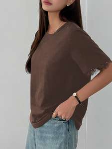 เสื้อยืดผ้าฝ้ายสีน้ำตาล เสื้อเชิ้ตผู้หญิง แต่งขอบลูกไม้ที่ข้อมือ แขนสั้น คอกลม ทรงหลวม สวมใส่สบาย เสื้อลำลองฤดูร้อน เสื้อเบลาส์สวยหรู - Product Image 4
