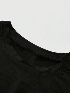 เสื้อยืดโอเวอร์ไซส์ผู้ชายสีดำลายกราฟิกตัวอักษรประดับเพชรแบบขายส่ง ผลิตตามสั่ง ผ้าฝ้าย 100% สไตล์สตรีทแวร์ OEM Y2K ทรงบ็อกซี่ คอกลม - Product Image 3