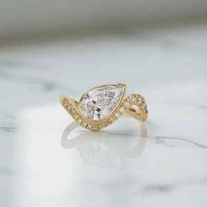 Anillo de compromiso con diamante de corte pera de 2.02 CT cultivado en laboratorio, banda en espiral, para mujer, oro sólido de 14K, regalo de boda para parejas - Product Image 3