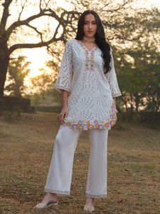 Ensemble Kurta Pyjama en coton blanc brodé de fleurs traditionnelles, idéal pour les festivals indiens/pakistanais, les mariages et les fêtes - Product Image 1