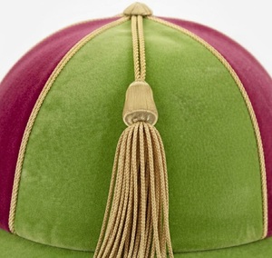 Gorra Deportiva de Terciopelo Verde Lima de Dos Tonos con Rayas, Ribete Dorado y Borla para Ciclismo, Eventos Deportivos y Ceremonias - Product Image 6