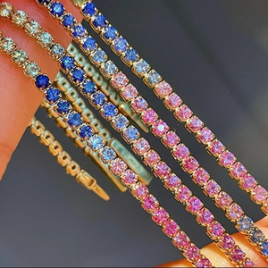 Pulsera de eslabones chapada en oro con cristales degradados arcoíris de corte esmeralda y engaste de canal - Product Image 3