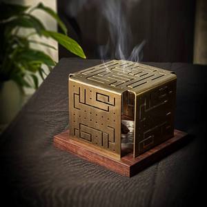 Quemador de incienso Bakhoor de latón antiguo, quemador de incienso geométrico en forma de cubo con base de madera, caligrafía árabe, Mabkhara de metal, incensario de carbón Oud. - Product Image 1