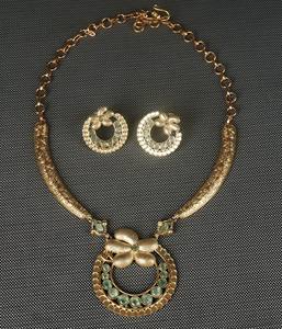 Elegante conjunto de collar en tono dorado con piedra verde y aretes a juego - Product Image 1