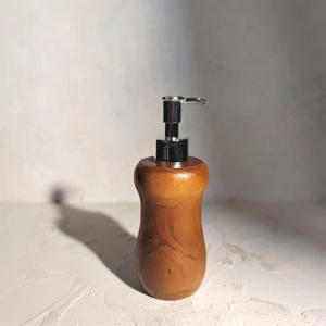 Support en bois haut de gamme pour flacon pompe, idéal pour le savon liquide et les désinfectants – Organisateur de comptoir de réception et de bureau – Fabriqué en Inde - Product Image 5