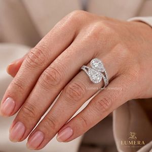 Anillo de diamantes cultivados en laboratorio Toi et Moi de moda con halo individual pavé, moderno de dos piedras y elegante con vástago dividido. - Product Image 3