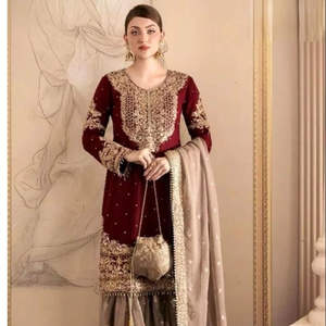 Gharara de Georgette de Zorro Puro de Alta Calidad para Invierno con Trabajo de Lentejuelas Moti y Dupatta Bordada de Lujo para un Look Elegante de Fiesta para Mujer - Product Image 1