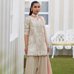 Robes Salwar en soie traditionnelles pour femmes - Tenues de fête et de mariage - Product Image 1