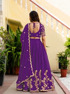 Ensemble Lehenga Choli violet brodé or, tenue indienne pakistanaise longue pour femme, idéal pour mariage et soirée - Product Image 4