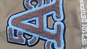 Vestes de baseball universitaires en laine d'hiver en gros, style universitaire avec logos personnalisés sur le devant et approvisionnement en vrac - Product Image 6