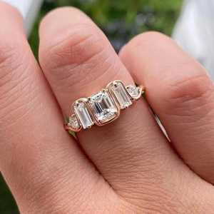 Bague pour femme en or massif 14 carats avec cinq pierres, diamant taille émeraude de 2,02 carats cultivé en laboratoire, design unique, idéale pour les fêtes, mariages et anniversaires - Product Image 2