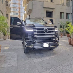 Elegante Toyota Land Cruiser Heritage Edition con caja de cambios automática, en perfectas condiciones de conducción, con interior de cuero oscuro y fiable. - Product Image 2