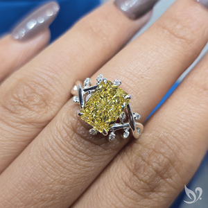 Anillo de Diamante de Laboratorio con Corte Radiante en Amarillo Intenso de 4.03 Ct, Anillo de Compromiso Inspirado en la Naturaleza en Oro de 10K - Product Image 6