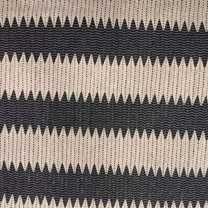 Tela de punto de ganchillo a rayas negras y beige al por mayor para vestidos, tops, cárdigans y costura DIY – Patrón geométrico en zigzag - Product Image 3