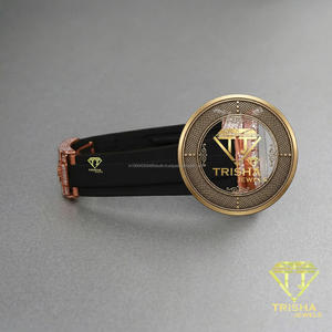 Reloj de pulsera de moda premium para hombre con caja en tono dorado, correa de silicona negra y esfera decorativa de lujo - Product Image 2