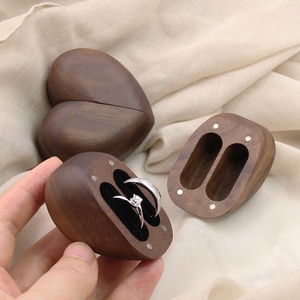Caja de anillo de madera maciza con forma de corazón, caja de anillo de pareja de boda personalizada, <span class=keywords><strong>regalo</strong></span> de <span class=keywords><strong>5</strong></span> <span class=keywords><strong>aniversario</strong></span> - Product Image 2