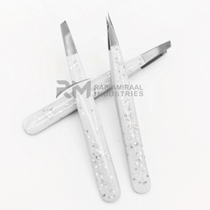 Pinza para cejas RMI con punta de acero inoxidable en ángulo y puntiaguda, con recubrimiento blanco brillante y punta de plasma negra. - Product Image 5