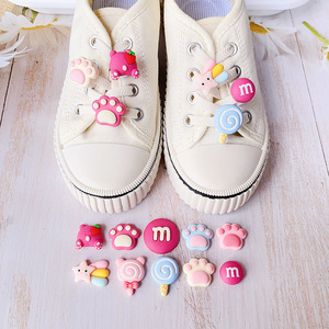 Breloques pour lacets d'ours fraise, Clips de chaussures de dessin animé, Boucles de chaussures, Décorations pour empeignes de chaussures, Accessoires de breloques florales pour chaussures - Product Image 1