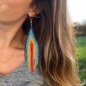 Boucles d'oreilles pendantes longues faites à la main avec perles bordeaux, orange et ivoire, style bohème, pour un look affirmé - Product Image 5