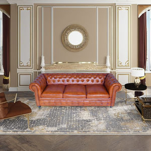 ชุดโซฟาหนังแท้แบบดั้งเดิมสามที่นั่งจากดูไบ พร้อมพนักพิงแบบติดกระดุมและขาไม้ สำหรับห้องนั่งเล่น - Product Image 1