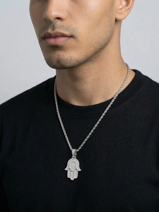 Pendentif main Hamsa serti de moissanite taille brillant rond, très tendance – Bijoux hip-hop en moissanite pour hommes et femmes - Product Image 2