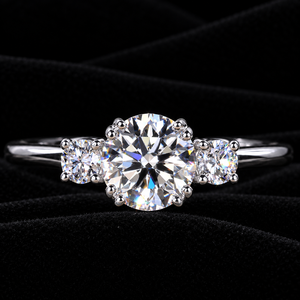 Anillo de Compromiso Laysware Clásico con Tres Piedras de Moissanita Corte Brillante Redondo, Elegante Banda de Eternidad para Mujer - Product Image 4