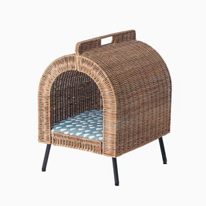 Maison pour animaux de compagnie en rotin tressé à la main de style vintage, lit surélevé pour chat et chien, abri confortable en osier naturel avec pieds en métal, durable et élégant - Product Image 1