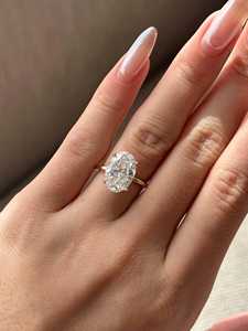 Anillo de Compromiso con Diamante Cultivado en Laboratorio de Corte Ovalado de 4 Quilates, Certificado E-VVS2 IGI, Anillo Ovalado de Oro de 14k con Halo Oculto, Anillo de Dos Tonos - Product Image 1