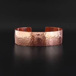 Brazalete Minimalista de Latón en Tono Dorado, Diseño Abierto y Redondo - Product Image 4