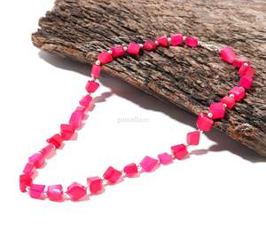 สร้อยคอประดับลูกปัดหินแคลเซโดนีสีชมพูสดแบบเจียระไน งานแฮนด์เมด เครื่องประดับอัญมณีแคลเซโดนี สร้อยคอหินประจำเดือนมิถุนายน ดีไซน์หรูหรา - Product Image 1