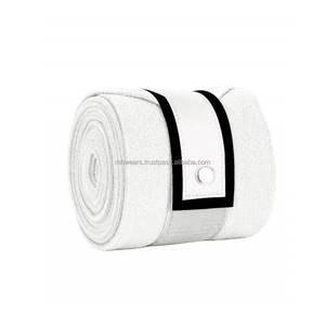 Bandages de jambe équestres en polaire blanche avec bordure noire et fermeture à bouton-pression - Product Image 3