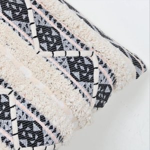 Funda de Cojín Tejida a Mano con Textura Boho en Color Marfil y Negro, 100% Algodón, Cierre de Cremallera Cuadrado - Product Image 4