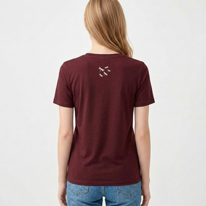 เสื้อยืดคอวีพิมพ์ลายกราฟิกตามสั่งสำหรับผู้หญิง ผ้าฝ้ายเรียบ แขนสั้น ทรงเข้ารูป เสื้อผู้หญิงสไตล์อาร์ติสติก ผู้ผลิต - Product Image 4