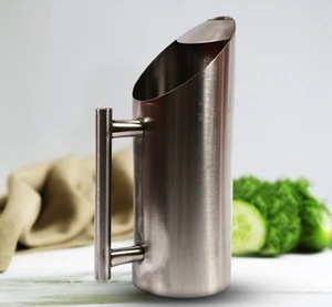 Carafe isotherme en acier avec poignée, design minimaliste, double paroi isolée - Product Image 4