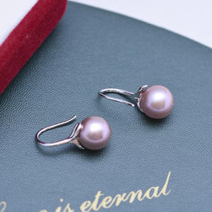 Boucles d'oreilles pour femmes en argent S925, perle d'eau douce de 9-10 mm, violet clair intense avec des défauts discrets, design minimaliste, clous d'oreilles - Product Image 4