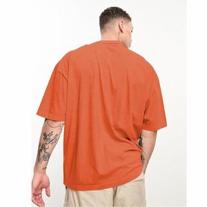 Camiseta extragrande de moda para hombre con logotipo personalizado al por mayor, Camiseta ajustada con hombros caídos y estilo callejero, cómoda, relajada, con patrón sólido - Product Image 2