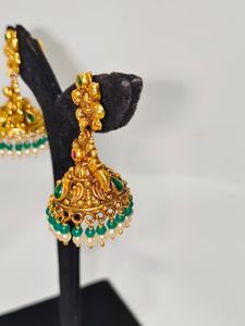Boucles d'oreilles Jhumka en or massif 22 carats, style antique, motif Lakshmi, faites à la main, avec émeraudes vertes et perles naturelles - Product Image 3