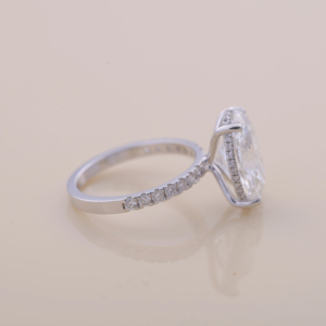 Anillo de Compromiso con Diamante Cultivado en Laboratorio de Corte Ovalado de 3.00Ct con Banda Pavé con Halo Oculto en Oro Blanco, Rosa y Amarillo de 9K - Product Image 6