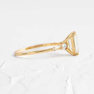 Bague de fiançailles solitaire en or jaune massif 14 carats avec diamant de laboratoire taille émeraude 2,50 carats de qualité supérieure, VS+, certifié IGI, accent flottant - Product Image 6