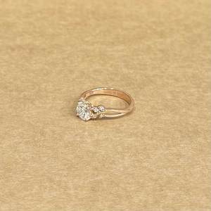 Elegante Anillo de Diamantes Cultivados en Laboratorio, Oro Rosa de 9KT, Corte Redondo, Piedra Central de 0.82CT con Diamantes Laterales, Joyería de Lujo para Mujer, Ideal para Fiestas - Product Image 4