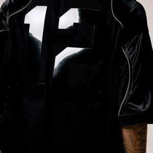 Camiseta de Fútbol Americano Estilo Y2K, Negra Mate, Malla, Corte Holgado, Personalizable con Número de Jugador, Fabricación en Masa para Equipos - Product Image 4