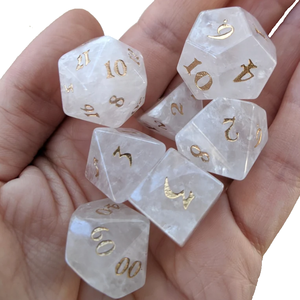 Dés en pierre de haute qualité, quartz cristallin, pierres précieuses naturelles pour la guérison par le reiki, dés gravés sur mesure, ensemble de dés en cristal viking. - Product Image 2