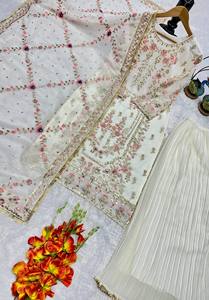 ชุดส่าหรีงานปาร์ตี้สำหรับดีไซเนอร์ พร้อมงานปักประณีต ลูกไม้ และรายละเอียดกระจกเงา - Product Image 2