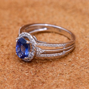 Anillo de Oro Blanco de 18K con Zafiro Azul Ovalado Natural y Halo de Diamantes, Diseño de Tallo Dividido, Joyas Memoria, Venta al por Mayor - Product Image 2