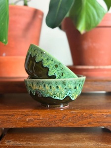 Elegante Tazón de Cerámica para Servir, Acabado Verde Bosque Brillante, Diseño Ancho y Poco Profundo, Apto para Alimentos, Duradero, para una Presentación Elegante en la Mesa - Product Image 6