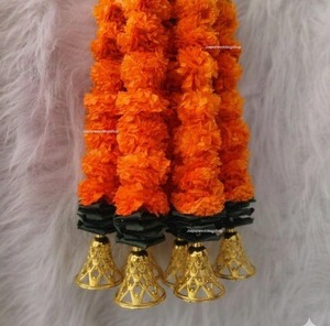 ดอกดาวเรืองประดิษฐ์ที่มีลักษณะเหมือนจริงพร้อมระฆังพวงมาลัยดอกไม้สำหรับงานแต่งงานฉากหลังเทศกาลขึ้นบ้านใหม่ mayun dholki | ของตกแต่งผนังบ้าน - Product Image 3