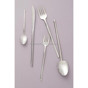 Juego de cubiertos de metal de doble tono con acabado plateado y negro Ideal para elegantes comedores y restaurantes de hoteles - Product Image 3