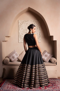 Lehenga Choli Negro con Dupatta Transparente y Borde Dorado |   Ropa Étnica India Tradicional y Festiva para Mujeres, Diseñada para Bodas y Fiestas - Product Image 5
