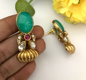 Pendientes de Moissanita con Baño de Oro y Latón de Primera Calidad, Estilo Kundan, para Mujer, Colección para Bodas y Fiestas - Product Image 1